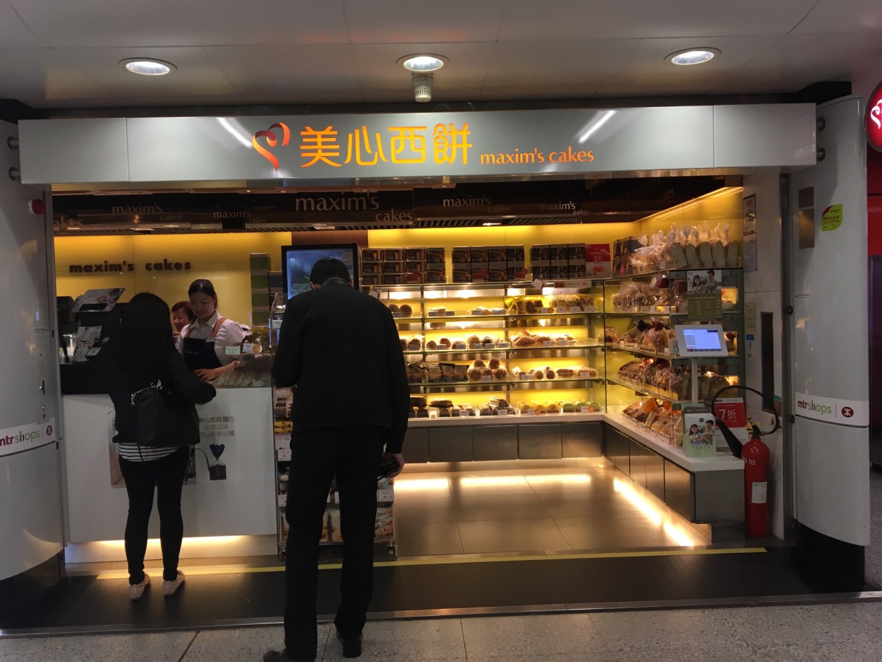 美心是香港最常见的面包店,但可别以为它只做面包,其身后是庞大的美心