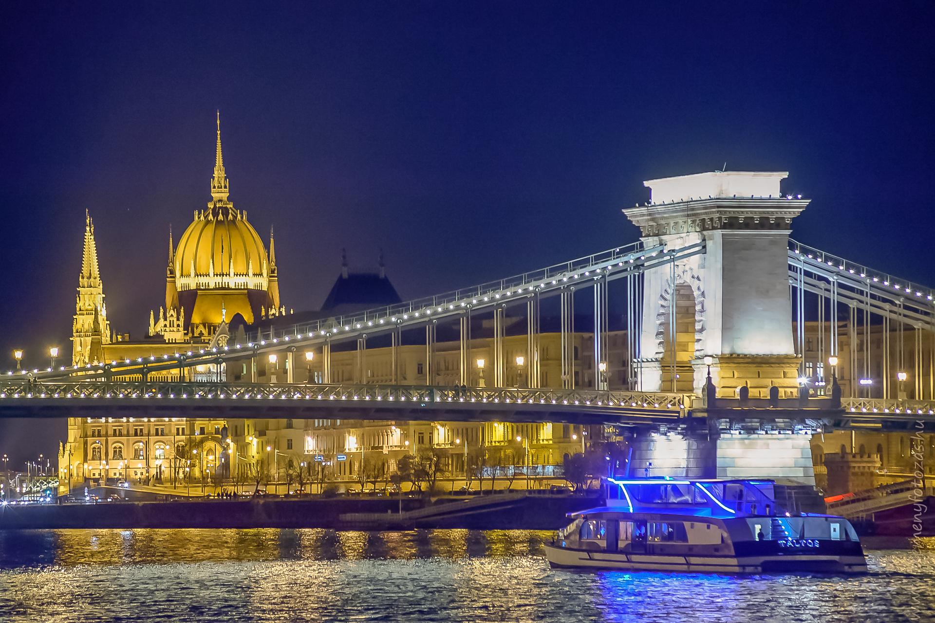 必体验布达佩斯夜景游轮晚宴,太浪漫了!真心推荐给情侣