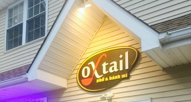 oxtail pho and banh mi 直线距离 100m