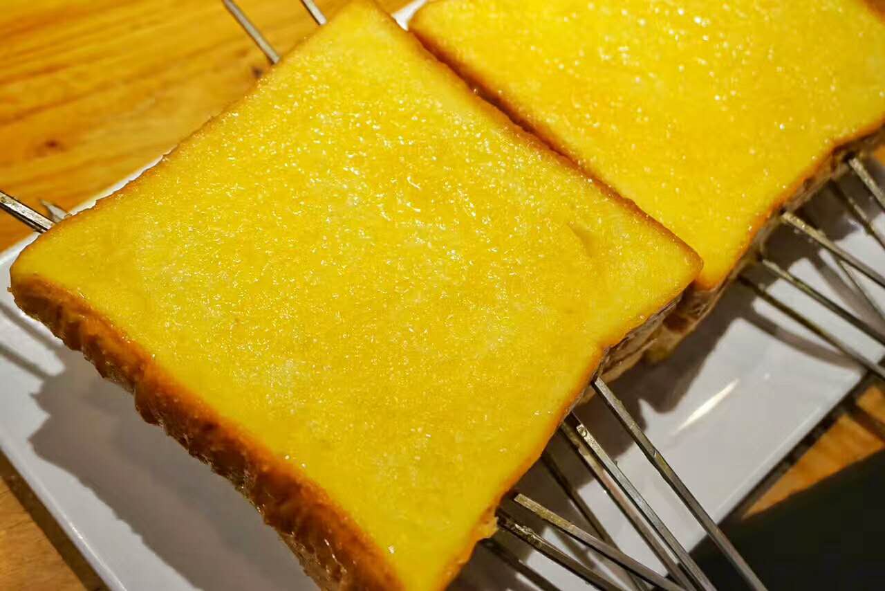 烤面包上面刷了黄油烤制两面微焦香甜可口外酥里嫩口感超赞