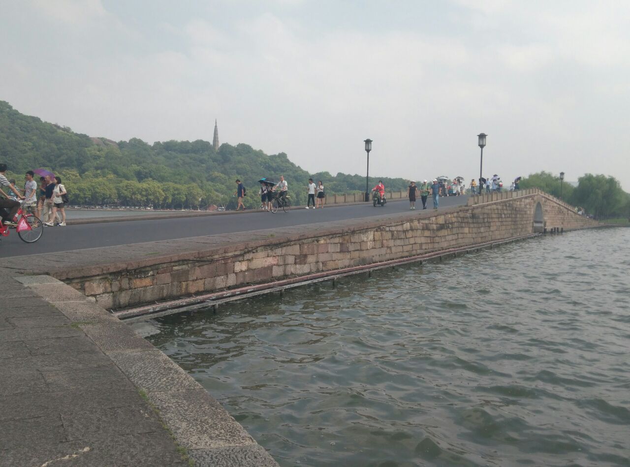 锦带桥位于杭州西湖白堤中段在断桥与平湖秋月二个点之间站在其桥顶是