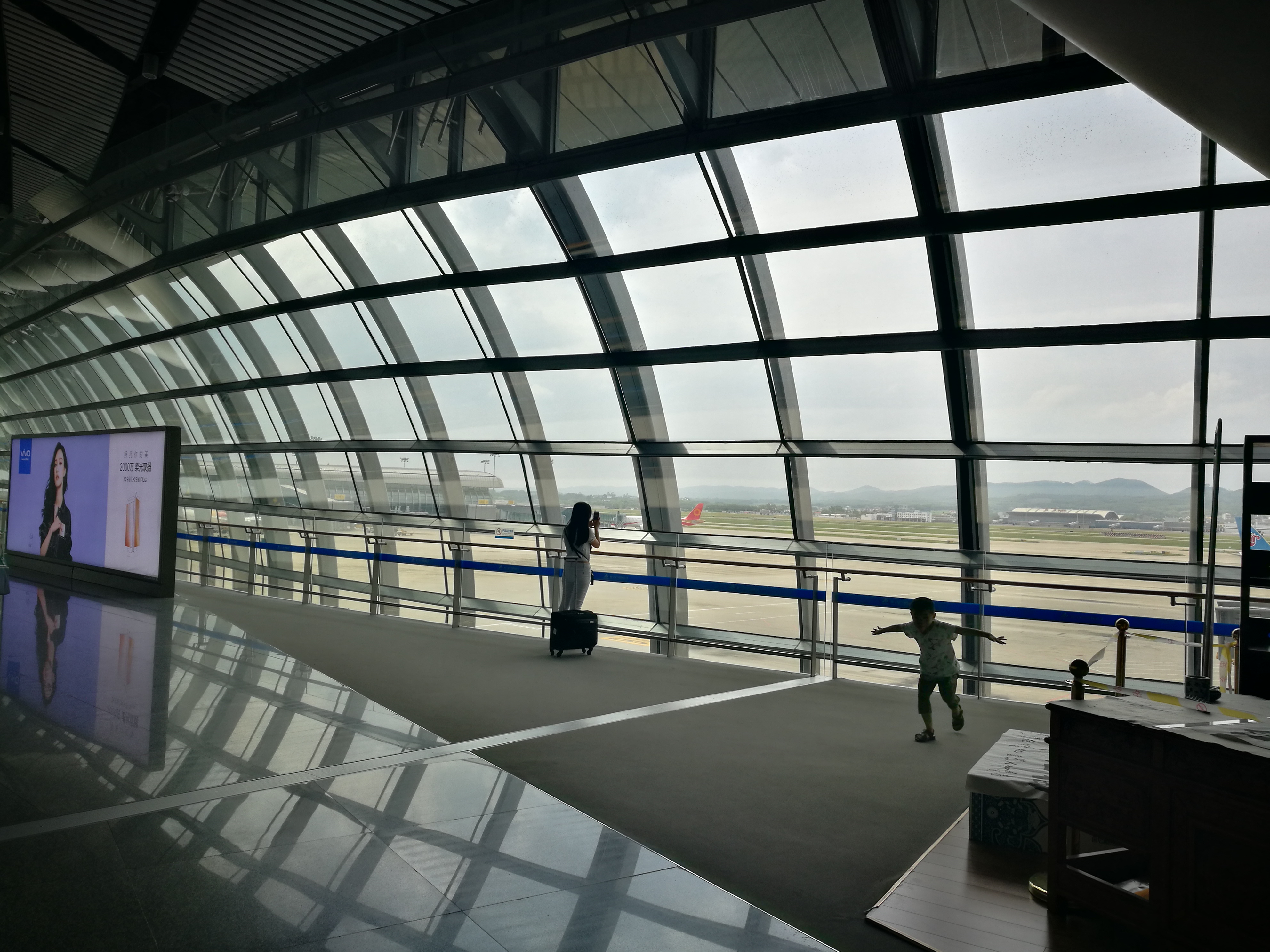 t2航站楼的旅客很多,但候机厅的面积却不是太大,显得很拥挤.