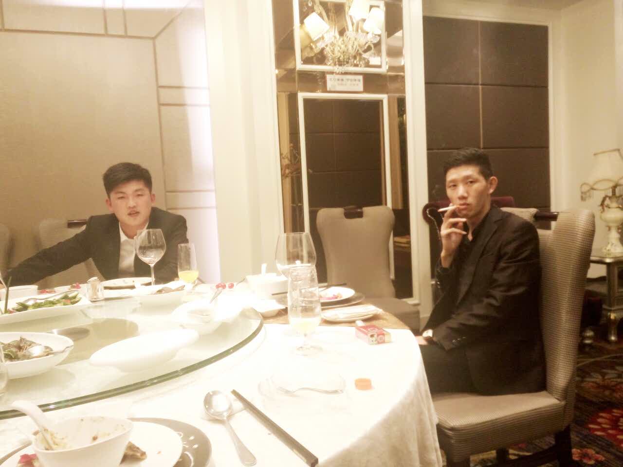 元洪荣誉大酒楼,环境好,菜品好,服务也非常棒.非常上档次.