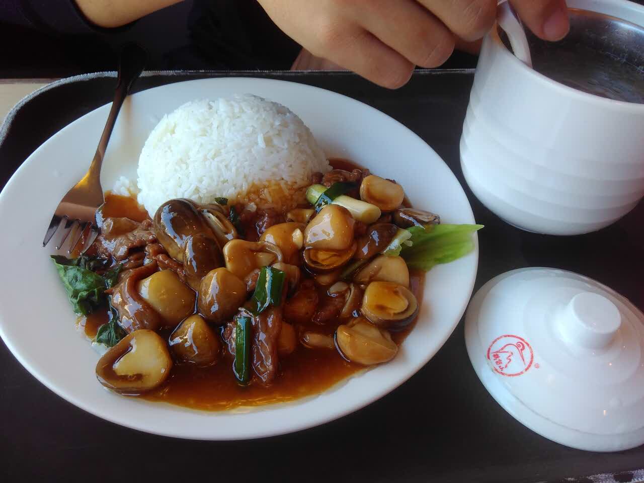 作为快餐厅来说,三十多一个套餐比添添聚源美,蒸功夫和雅园要性价比低