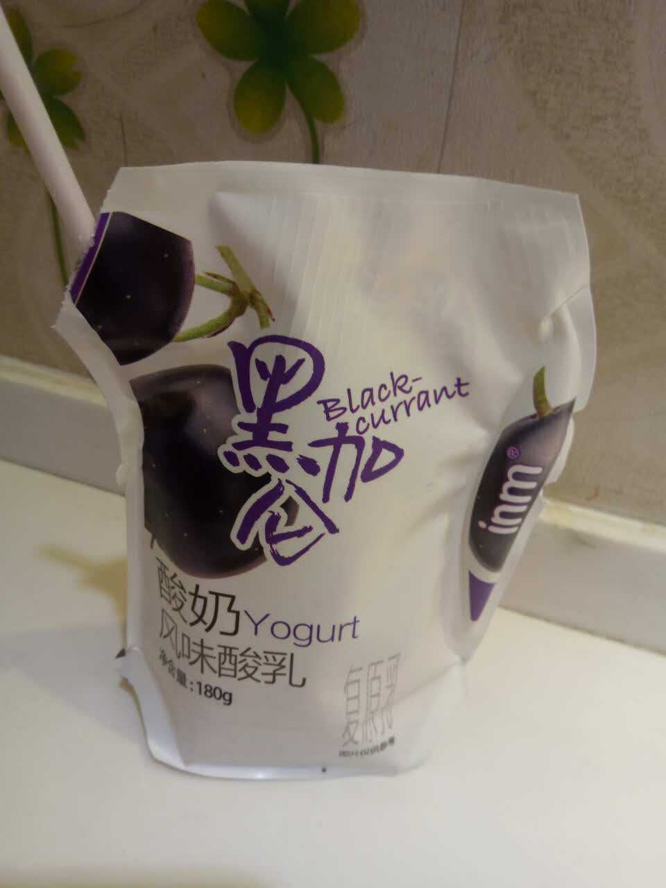 它家的酸奶还是不错的,一直都在喝,这次买的黑加仑的.