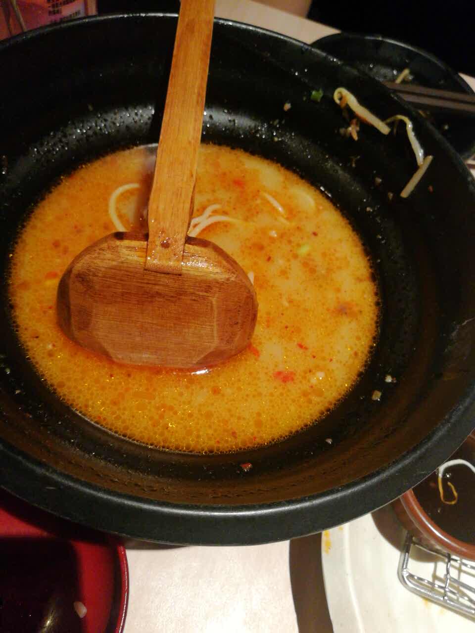 火山拉麵非常好吃,下次還點,燒牛肉飯太甜了吃到後面會膩.