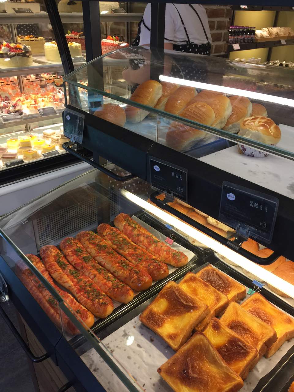 经常光顾这家店,沙律包孩子的最爱,晚点去还木有,面包很新鲜,毛毛虫