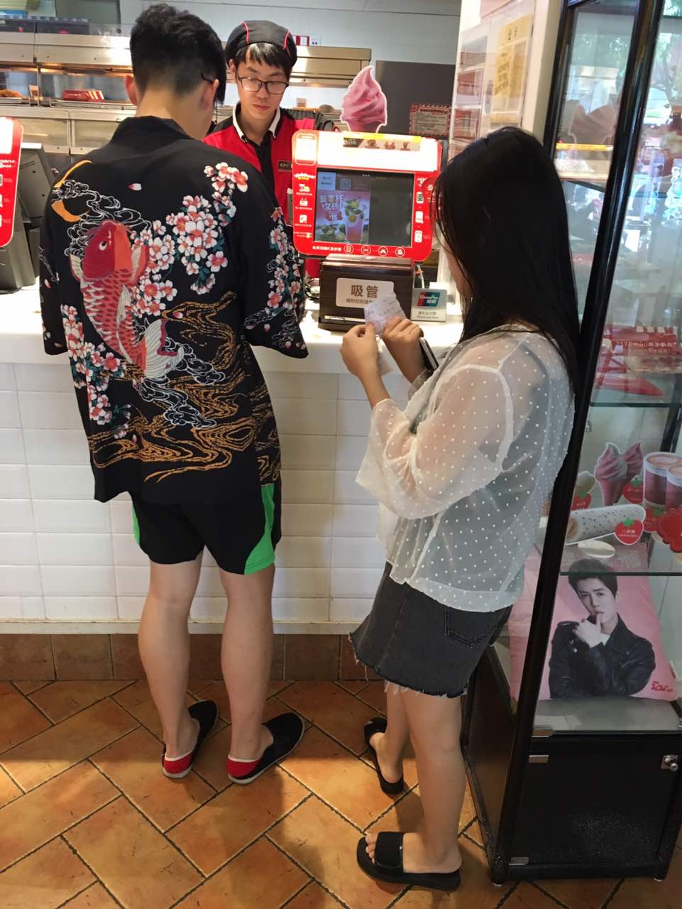 2021肯德基(绍兴胜利店)美食餐厅,.个态度好些的男服务员看不.