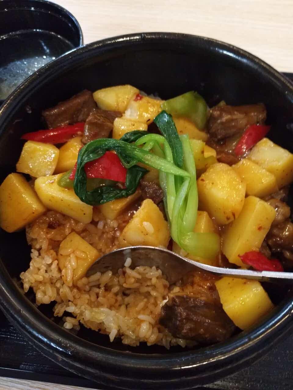 牛腩煲感觉一般般,饭少土豆多牛肉有七八块,有点咸.