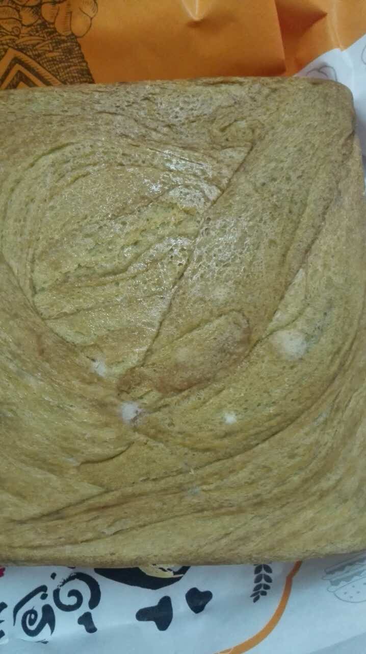 本来想当做第二天早餐吃,结果发现外面那层面包皮都发白霉了!