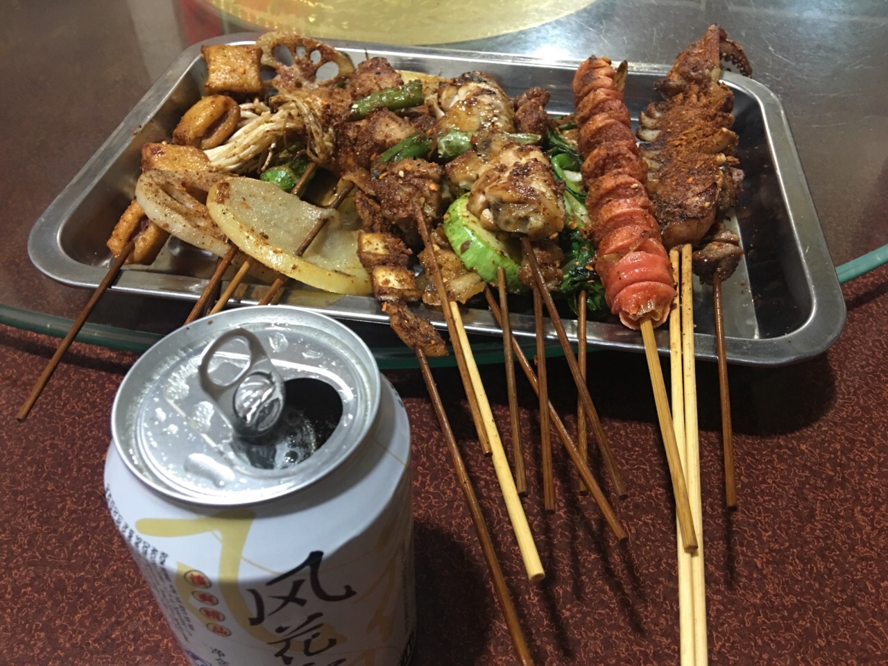 2021榕树夜晚烧烤美食餐厅,生意很好的,东西也很多有荤.