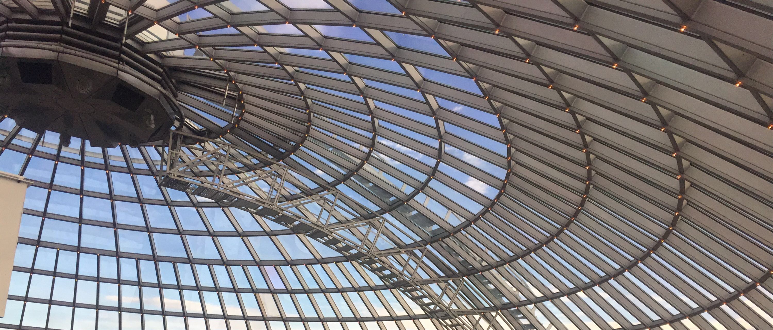 珍珠楼状似水晶球,是首都雷克雅莫克热水供应公司建造的半球形建筑物