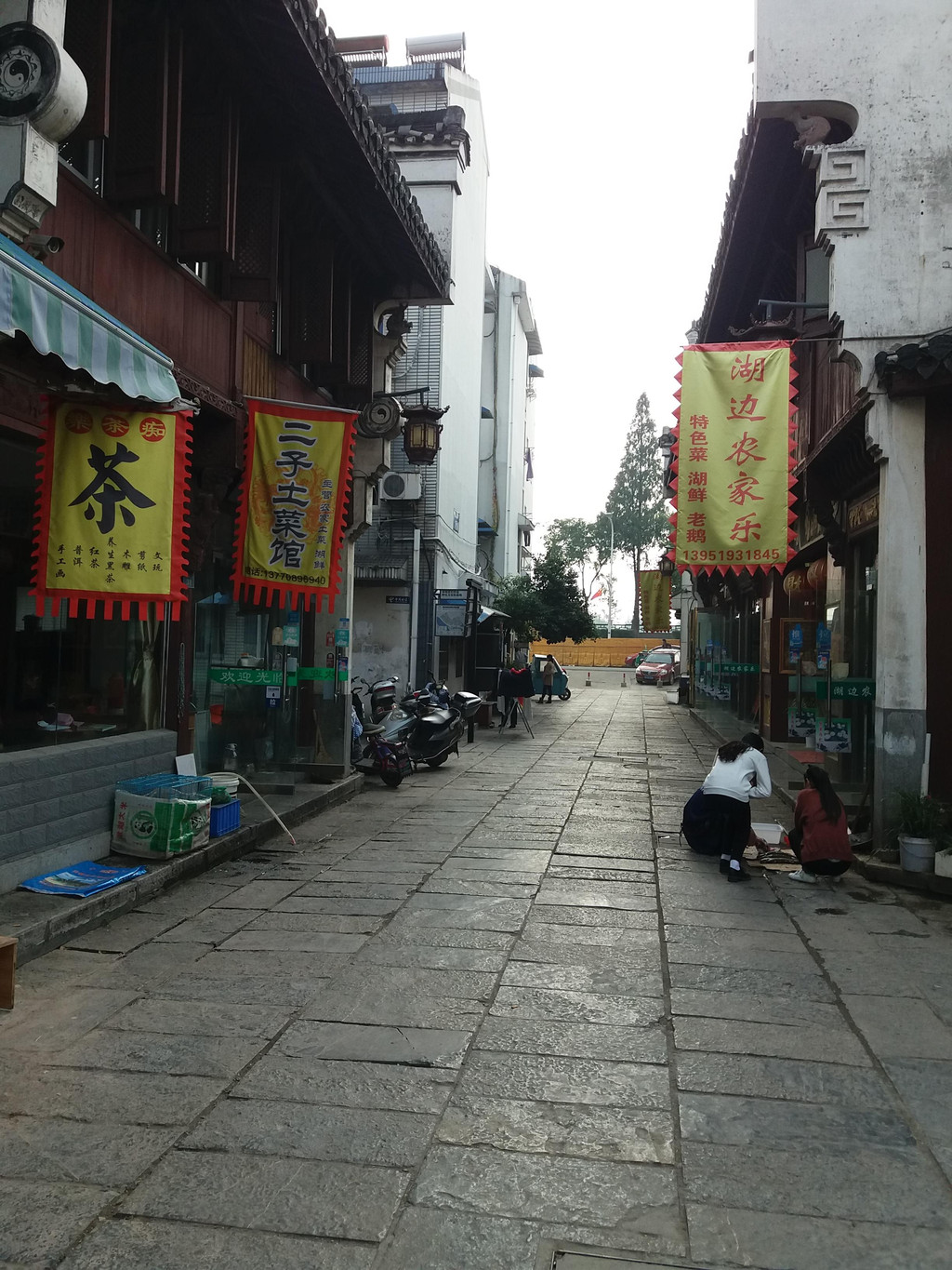 街上店铺林立,销售食物有三(芡实糕,鸭脚包,螃蟹—高淳老街游览观