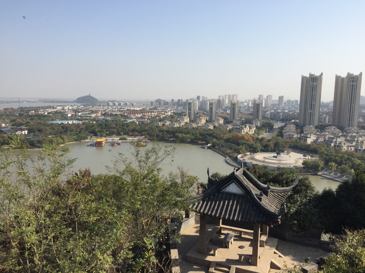 京口北固亭怀古千古江山英雄无觅孙仲谋处可堪回首佛狸祠下一片神鸦社