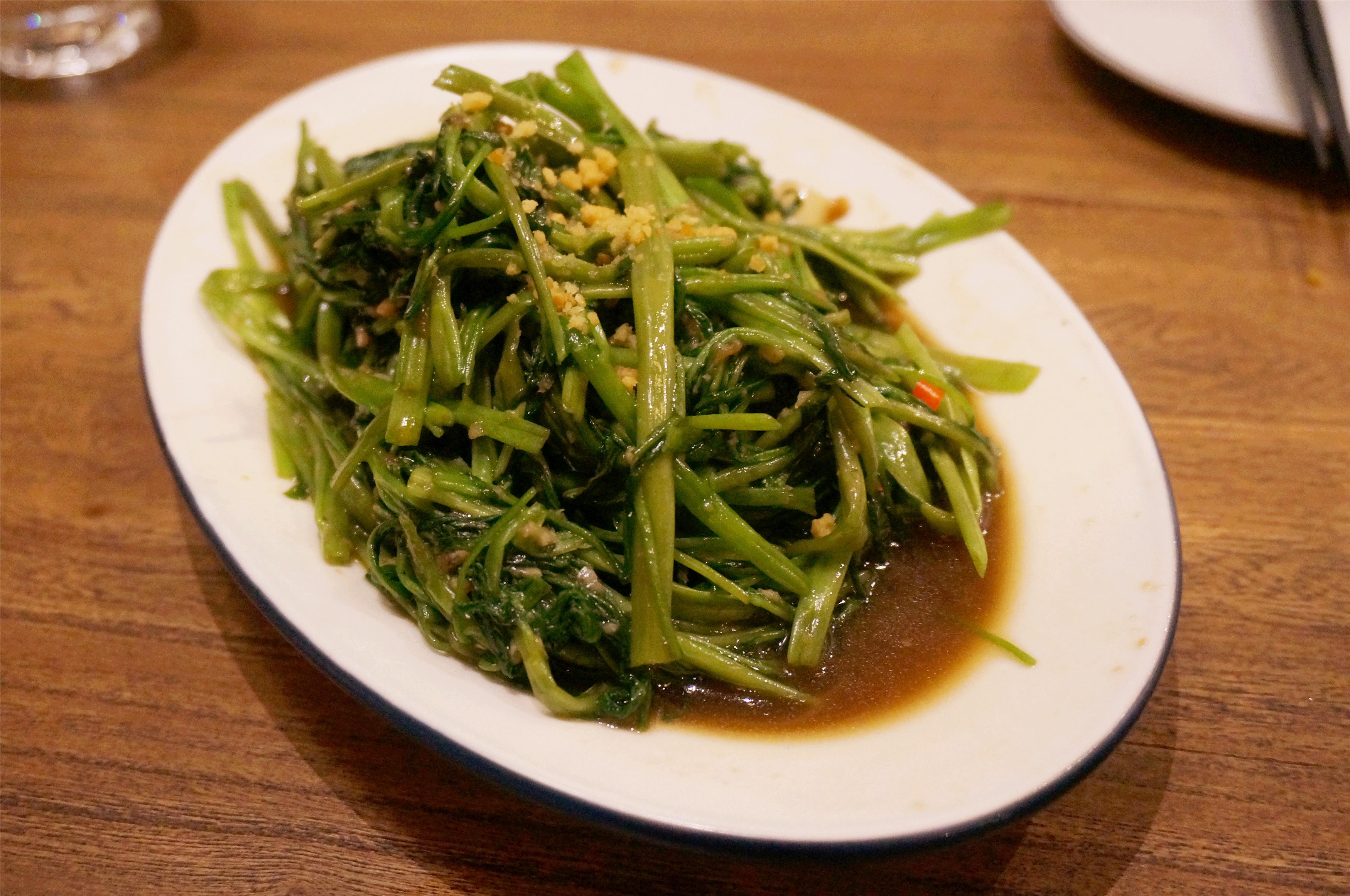 虾酱空心菜,泰国菜餐厅必点的一道蔬菜,空心菜爽口虾酱入味,好吃