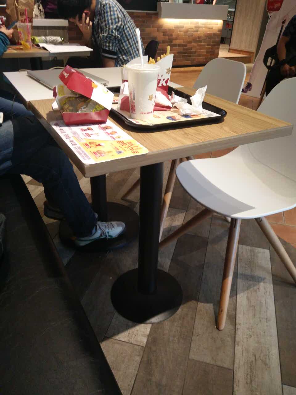 平时拒绝吃油炸食品肯德基是例外他们家经常会有很多优