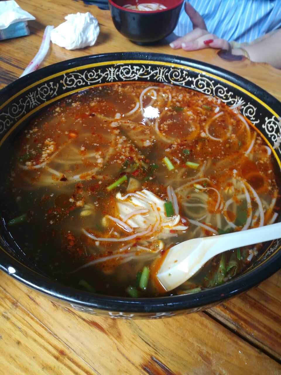 2023滇桥缘正宗蒙自过桥米线美食餐厅,一碗米线死活只肯给2付碗筷,.