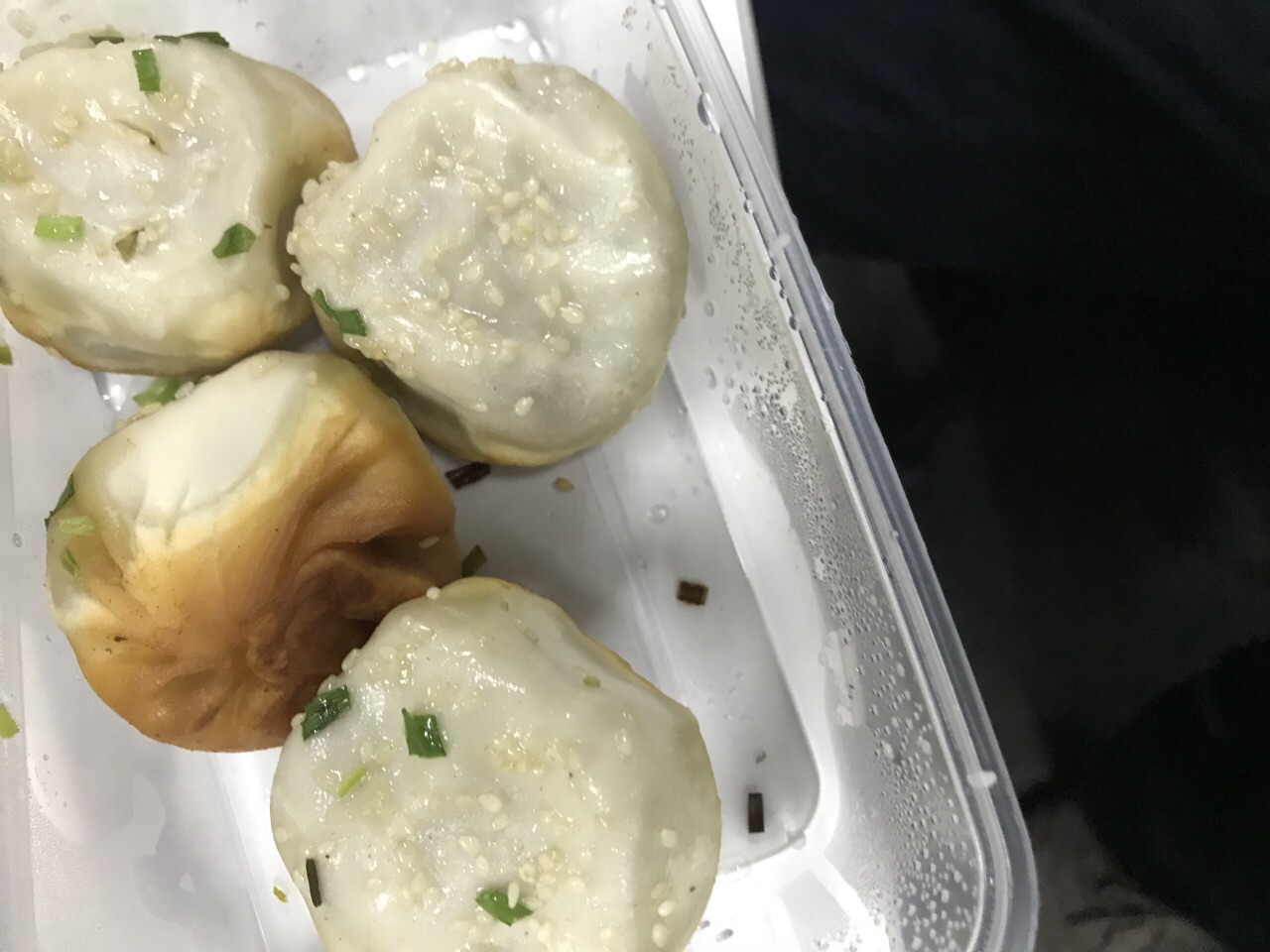 他们家的生煎平心而论不错,个头中等,里面的汁水不算多,但挺鲜美的