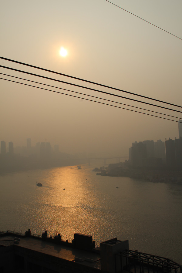 【独自一人行】:8D环绕脚下慌 雾都城里挨个浪