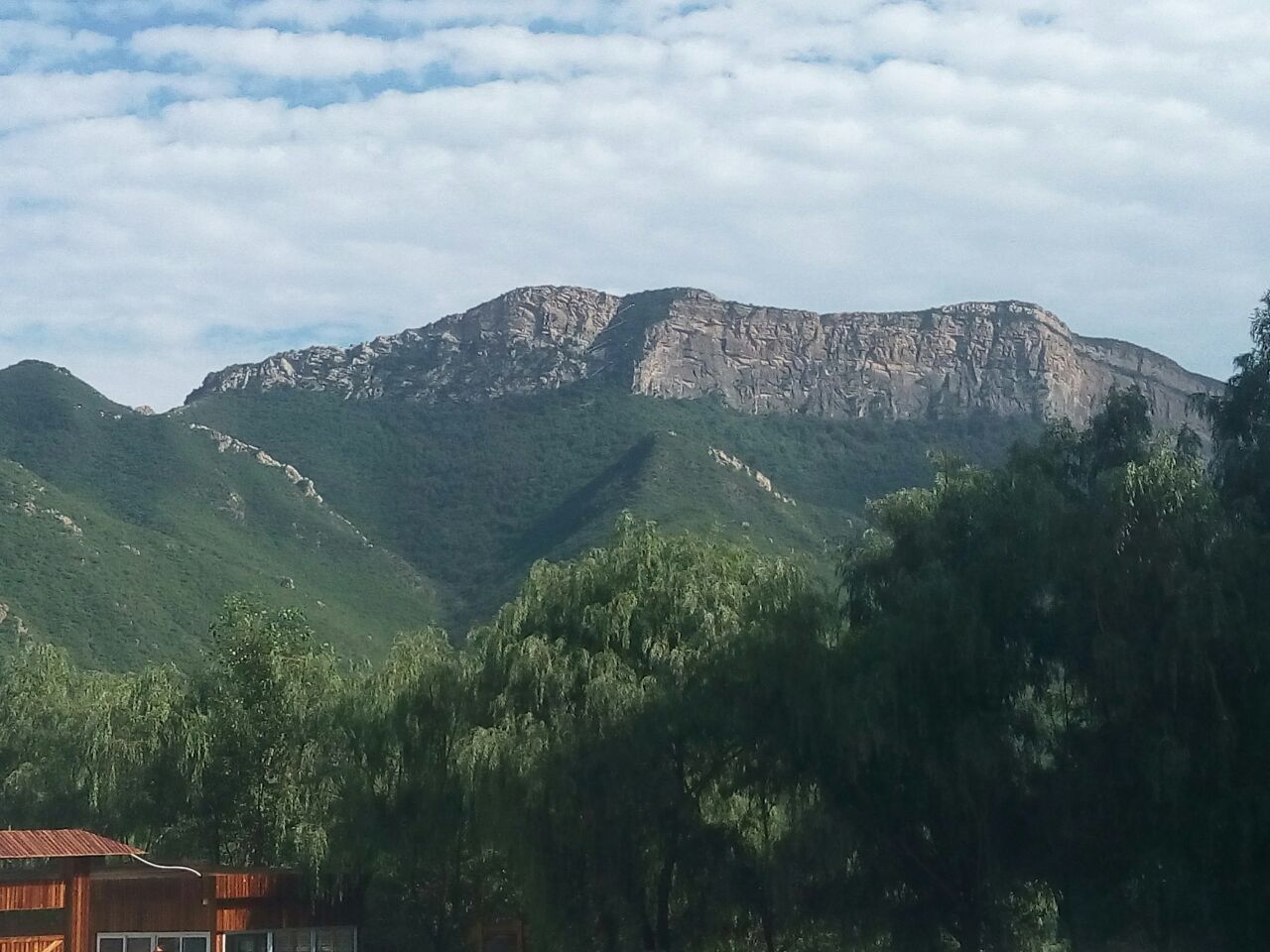 仙柜山是黄龙山庄的两个景区之一.