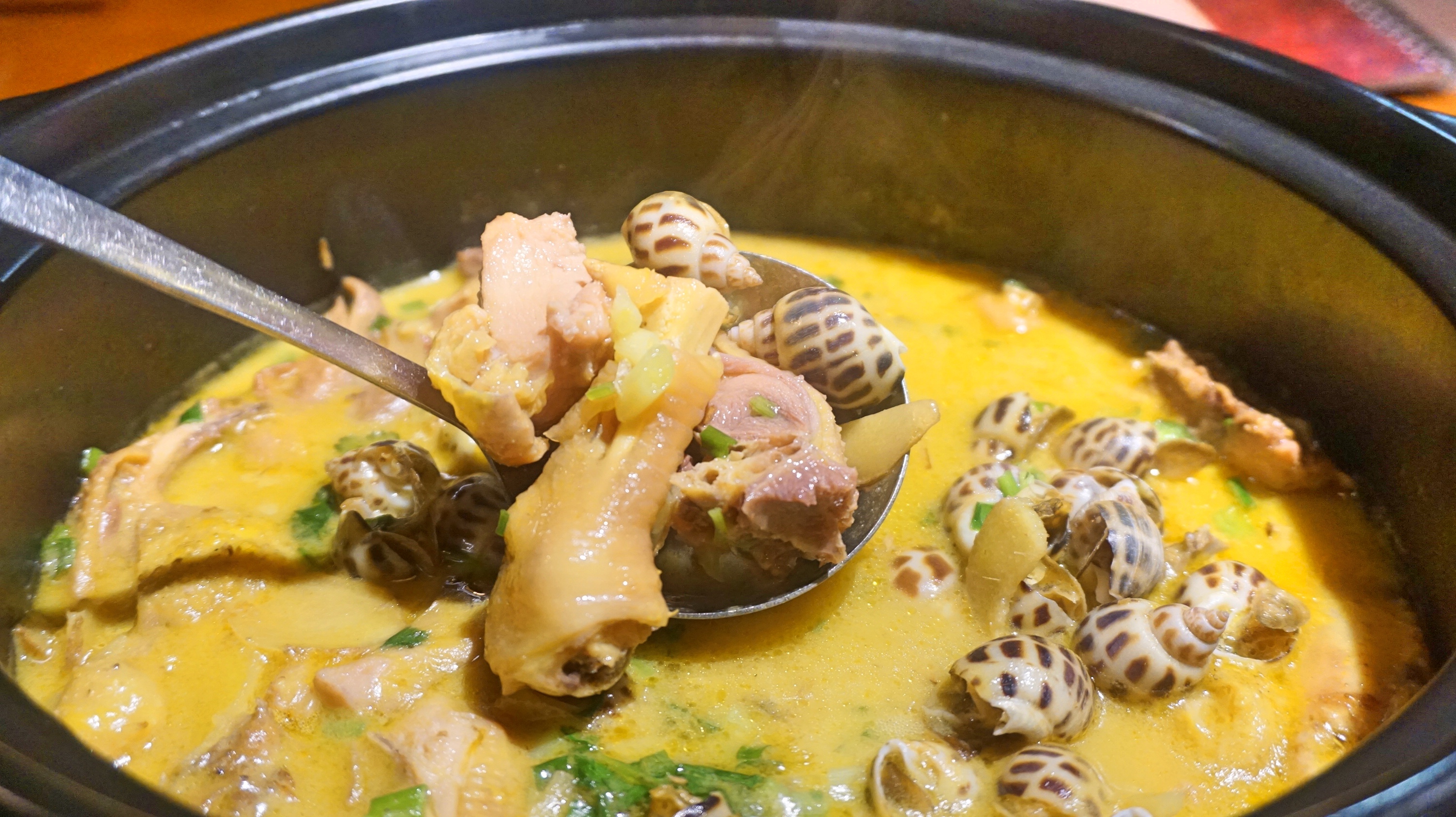 主打海南扇鸡的特色火锅店扇鸡不是一个鸡的品种而是被骟的公鸡肉质更