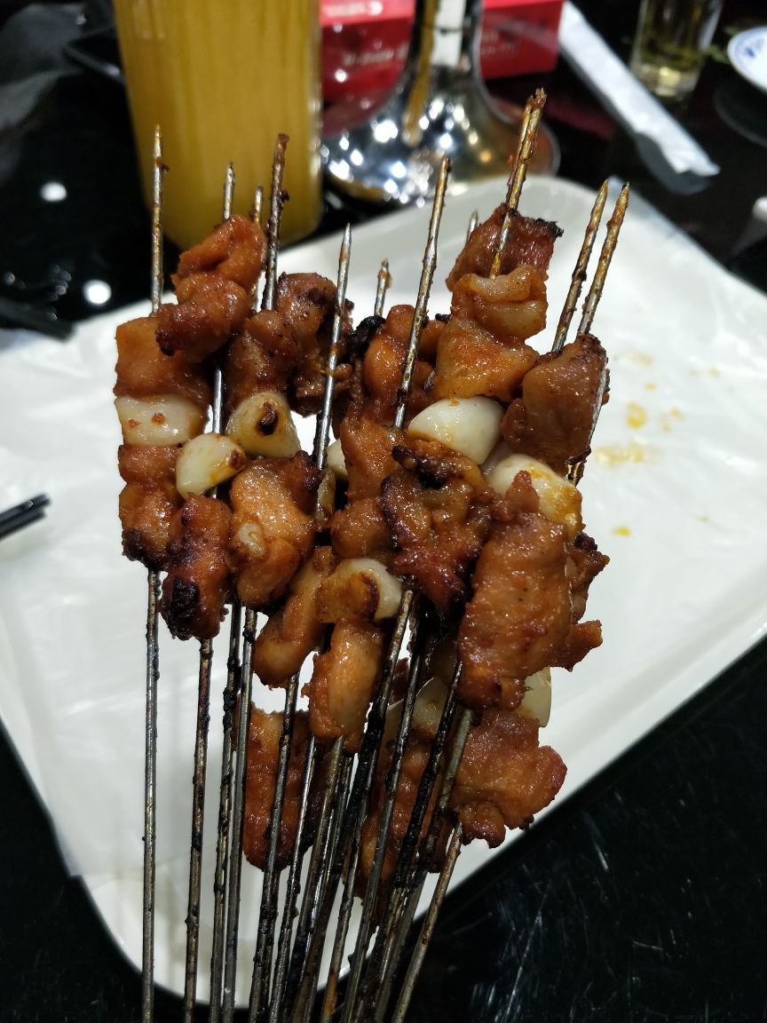 烤好的串直接端上来就可以吃了蒜瓣肉,牛排串,小红腰都是喜欢吃的串串