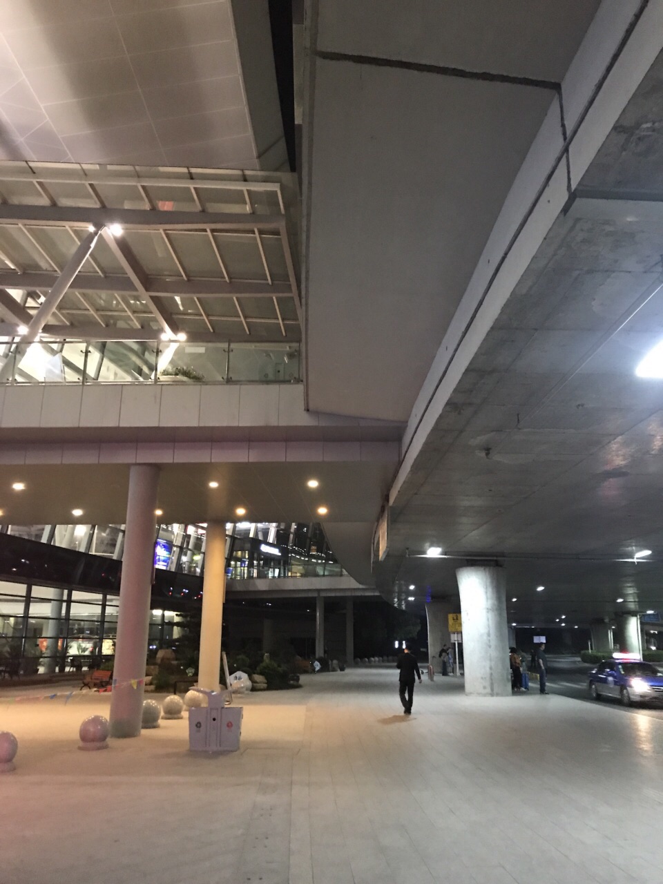 很小的机场,只有一个航站楼,6个登机口只开四个,小机场的优势就是一切
