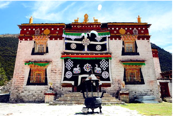 想知道稻城亚丁气候变化和必去景点有哪些?