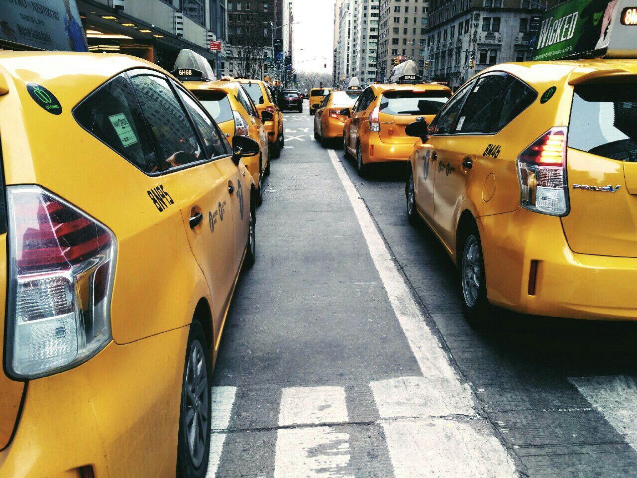 纽约代表性的小黄车taxi穿梭在此,整个街景画面非常漂亮