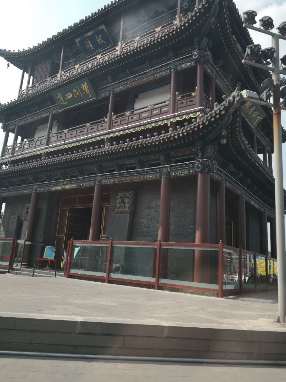 外观呈方形,面阔,共三层且均为进深三间,底层砖石砌