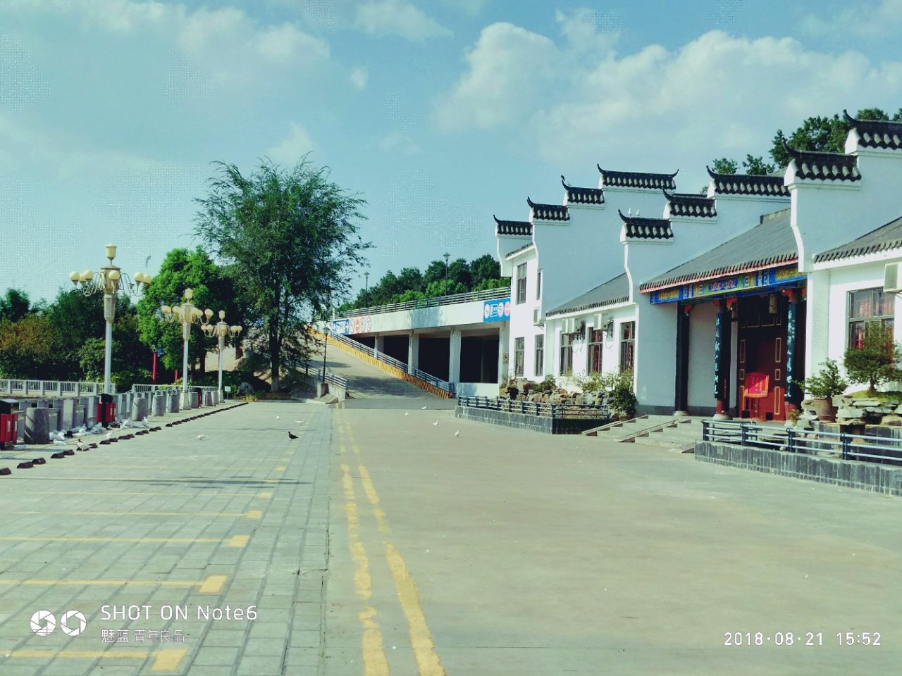 这条古村“步行街”超美！路旁是胶东独有的海草房_东墩_渔家_美食