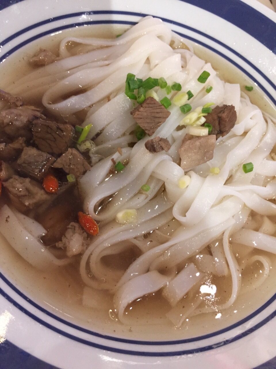 特别是有扁粉和圆粉可以选择还有拌粉和汤粉两种吃法但是感觉品种还是