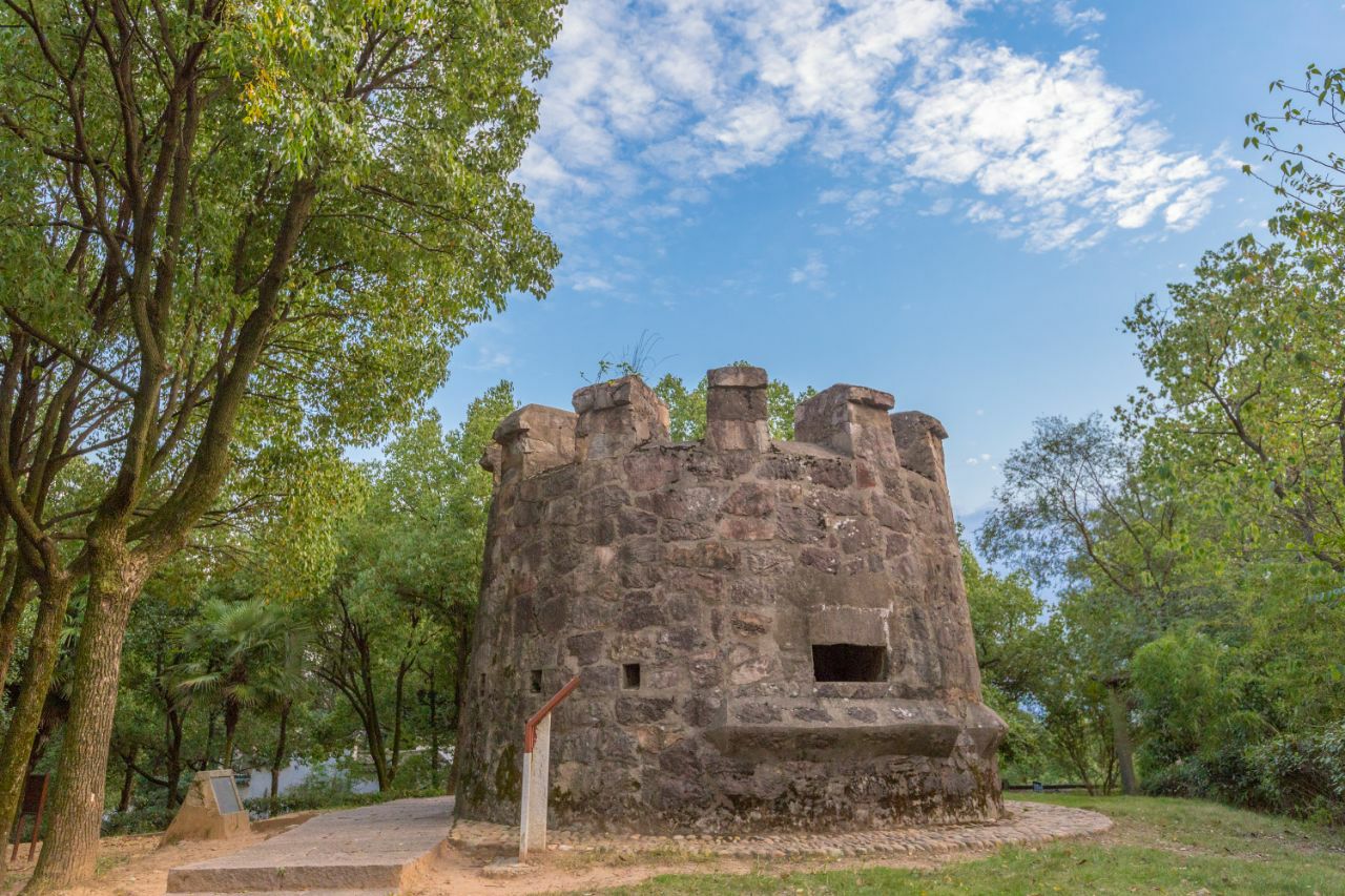 2-Day Quzhou Tour: Mystical Tian Ji Long Men & Majestic Jianglang Mountain