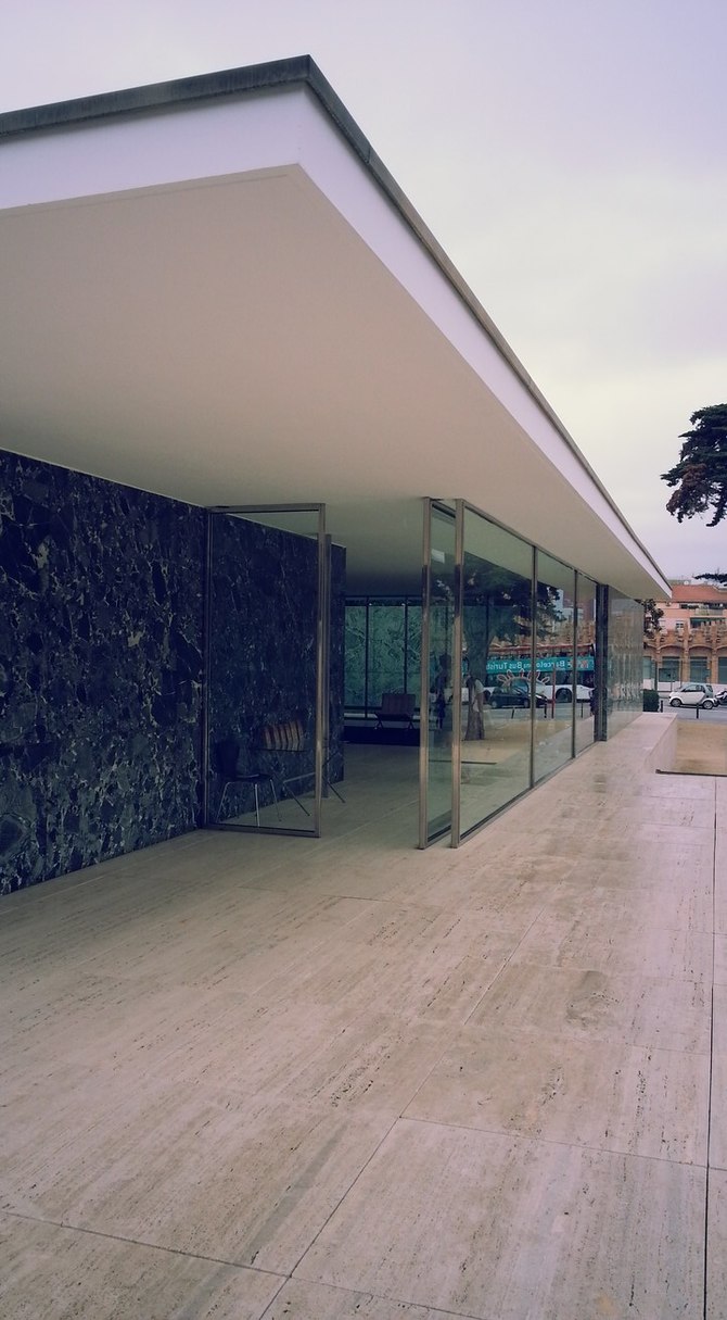 由"现代建筑之父"之称的德国建筑师密斯凡德罗为巴塞罗那1929年世博会