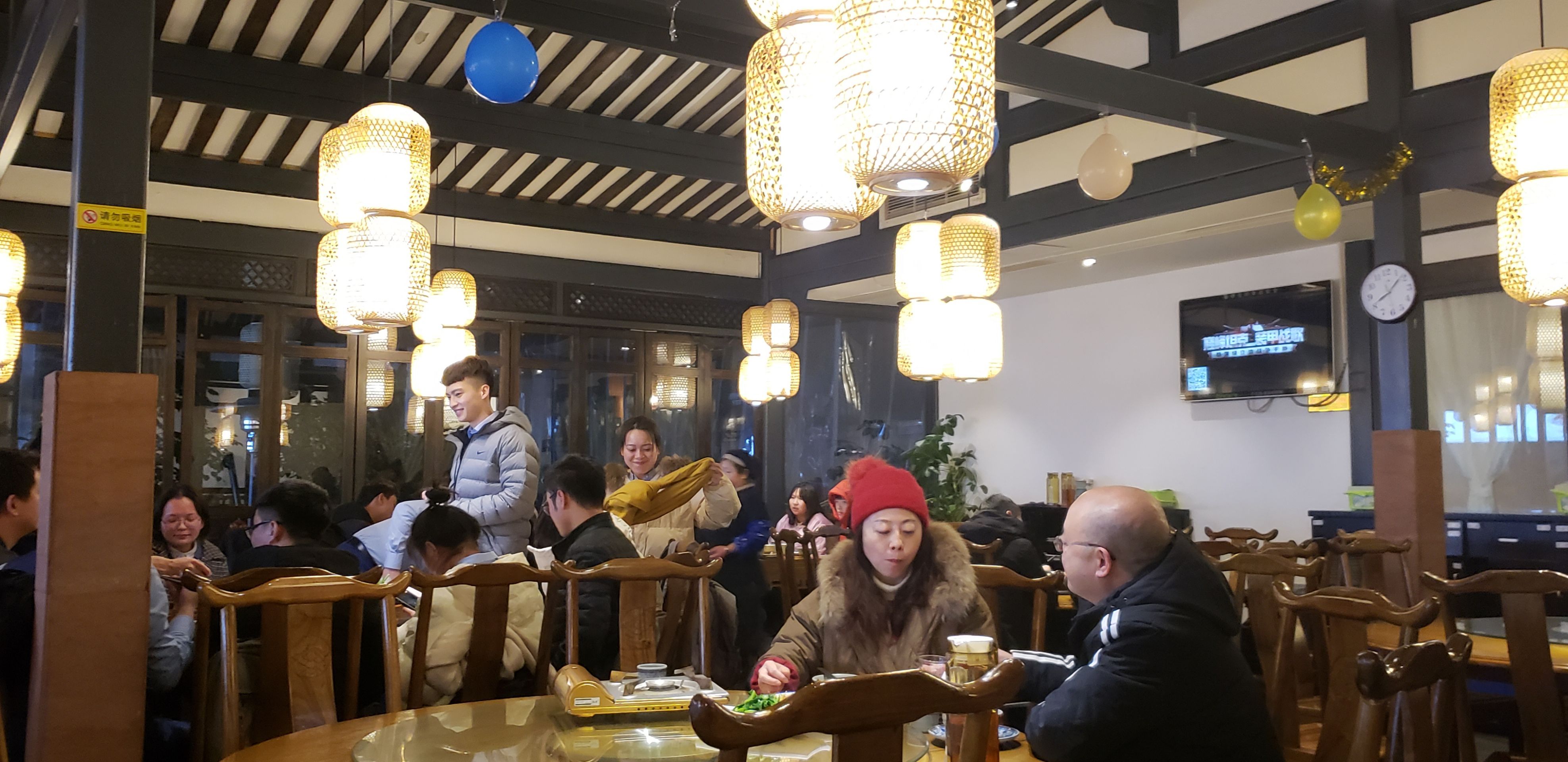 2022鸡毛店·川菜(李家沱店)美食餐厅,店面很大,装修还可以,服务.