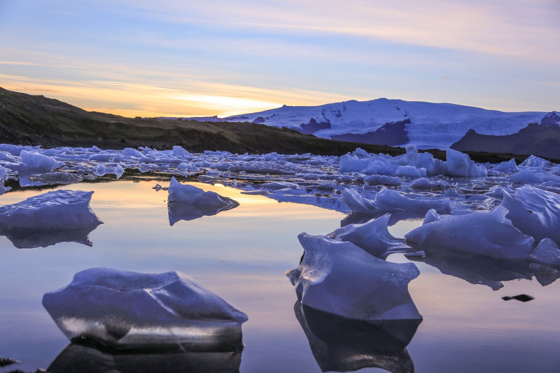 日落时在冰岛东部的 Studlagil 峡谷高清摄影大图-千库网