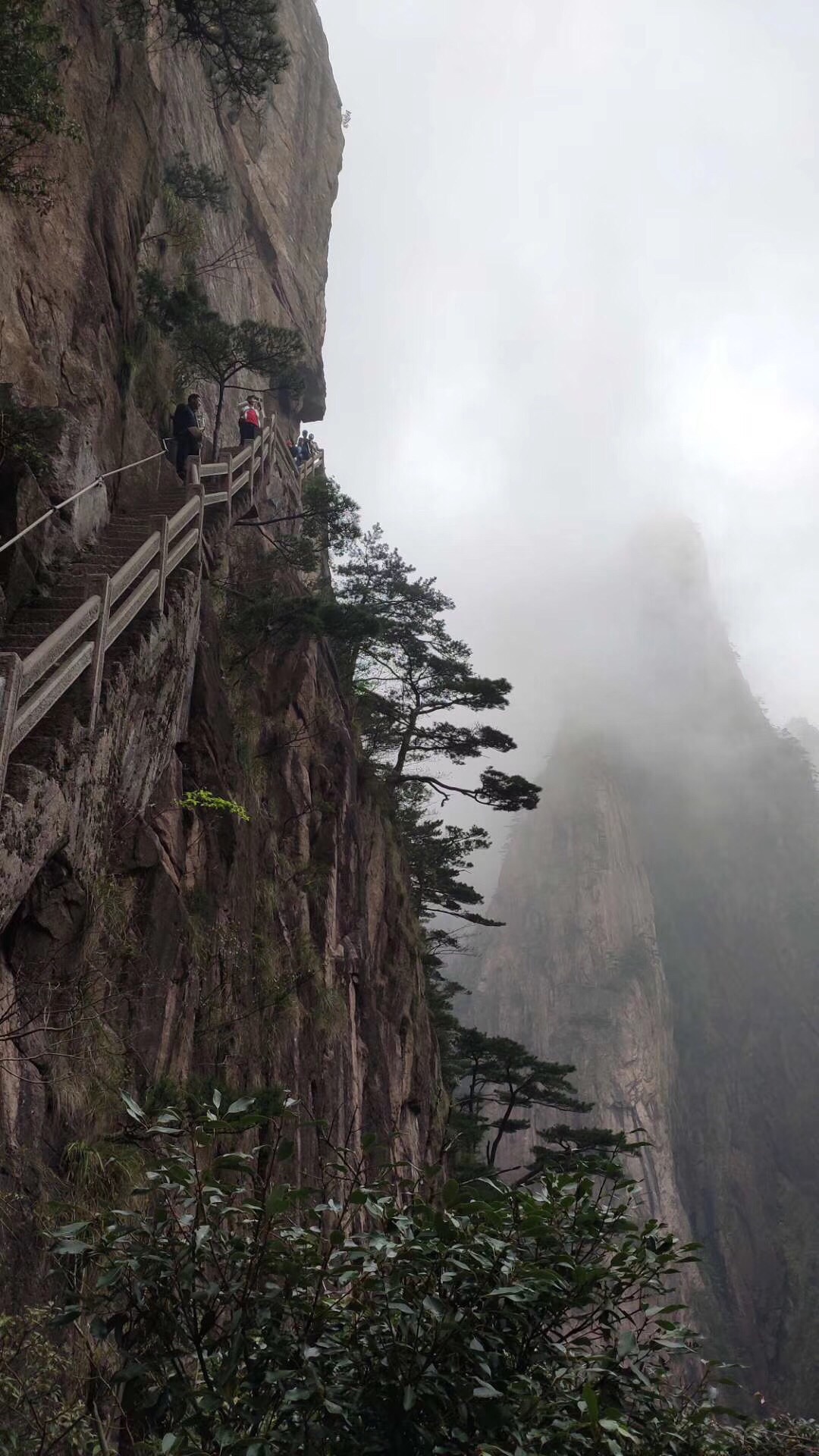 【携程攻略】华阴千尺幢景点,这就是华山第一险道，凿有台阶370多级。 两旁铁索垂挂，犹如天梯，游…