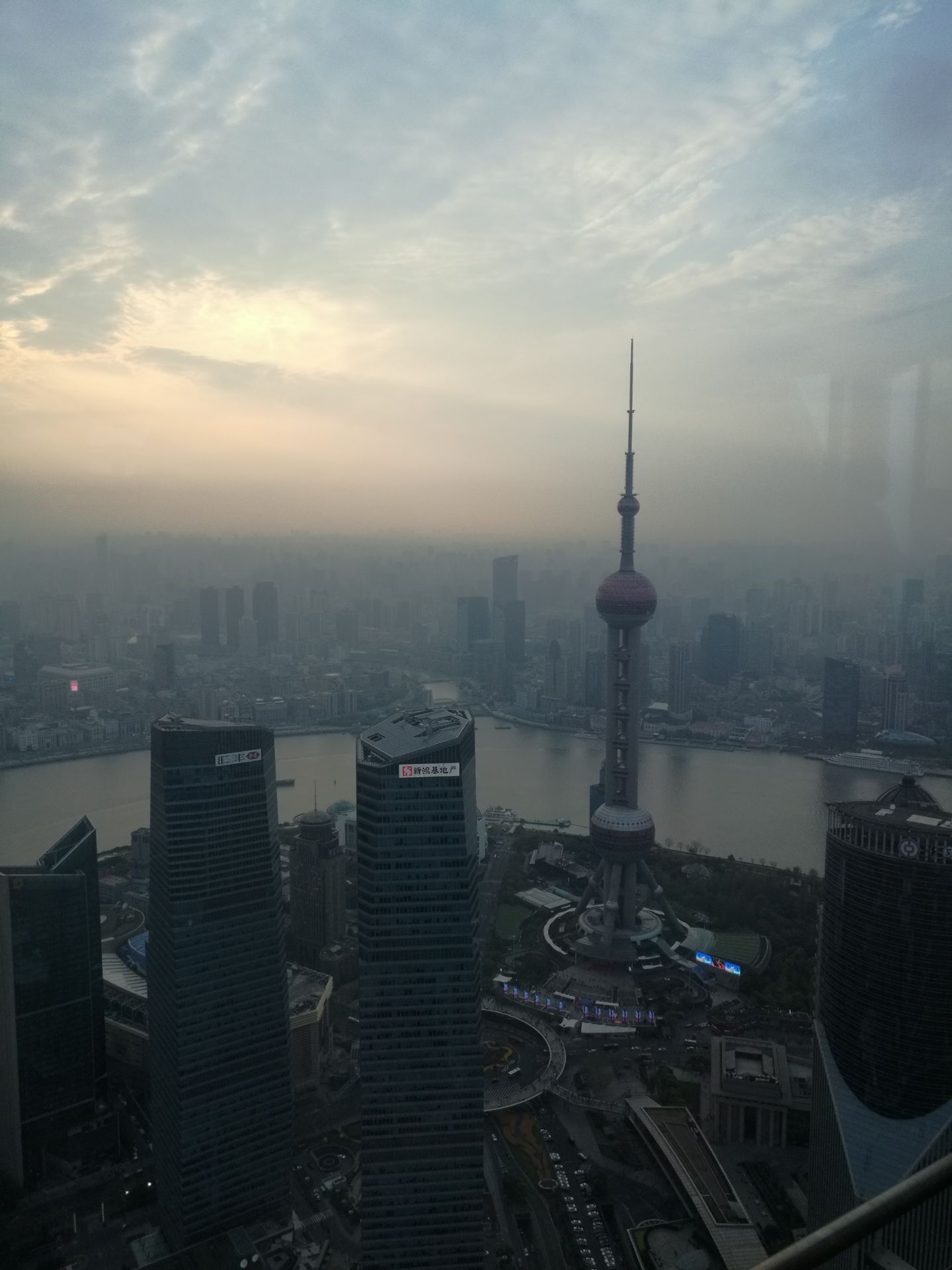 【携程攻略】上海金茂大厦景点,在上海单身的人可以选择这样的轻松方式游玩