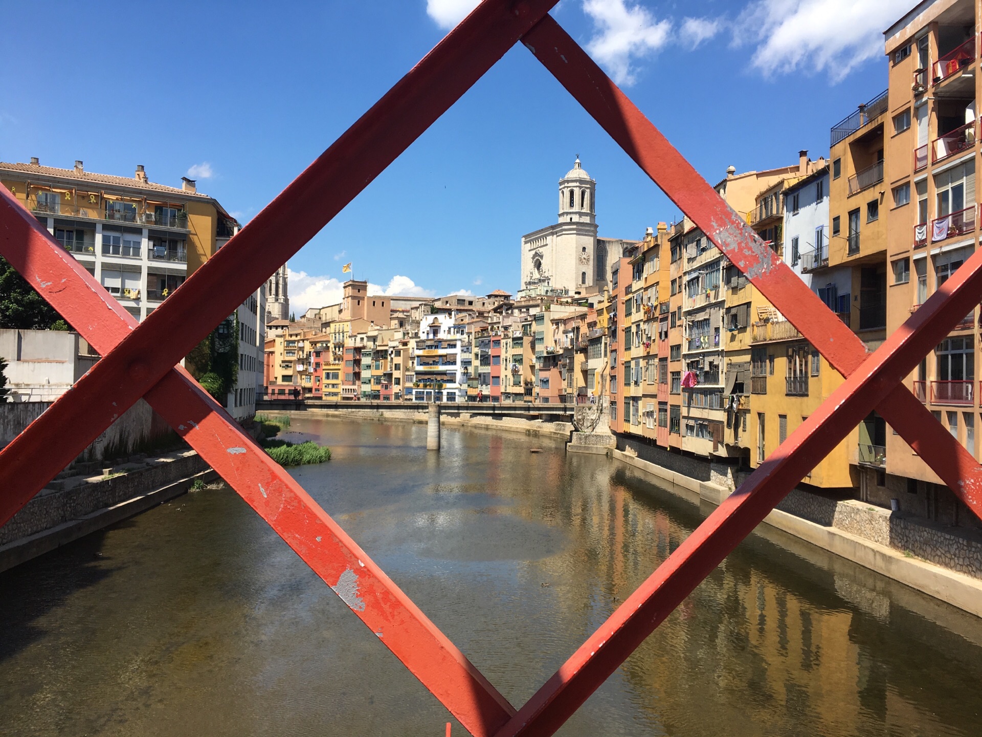 赫罗纳小镇的外围有无数座桥～链接着小镇与外界的交通～其中一座红色