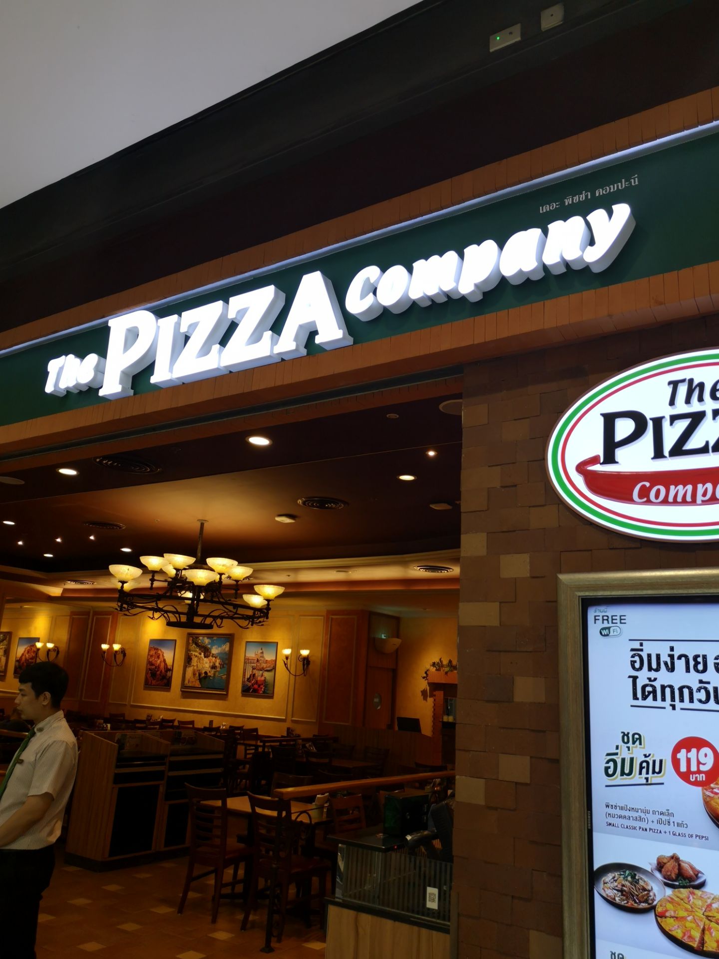 这是全球连锁的披萨店了,但是在国内好像还没有看见,所以出来这边的话