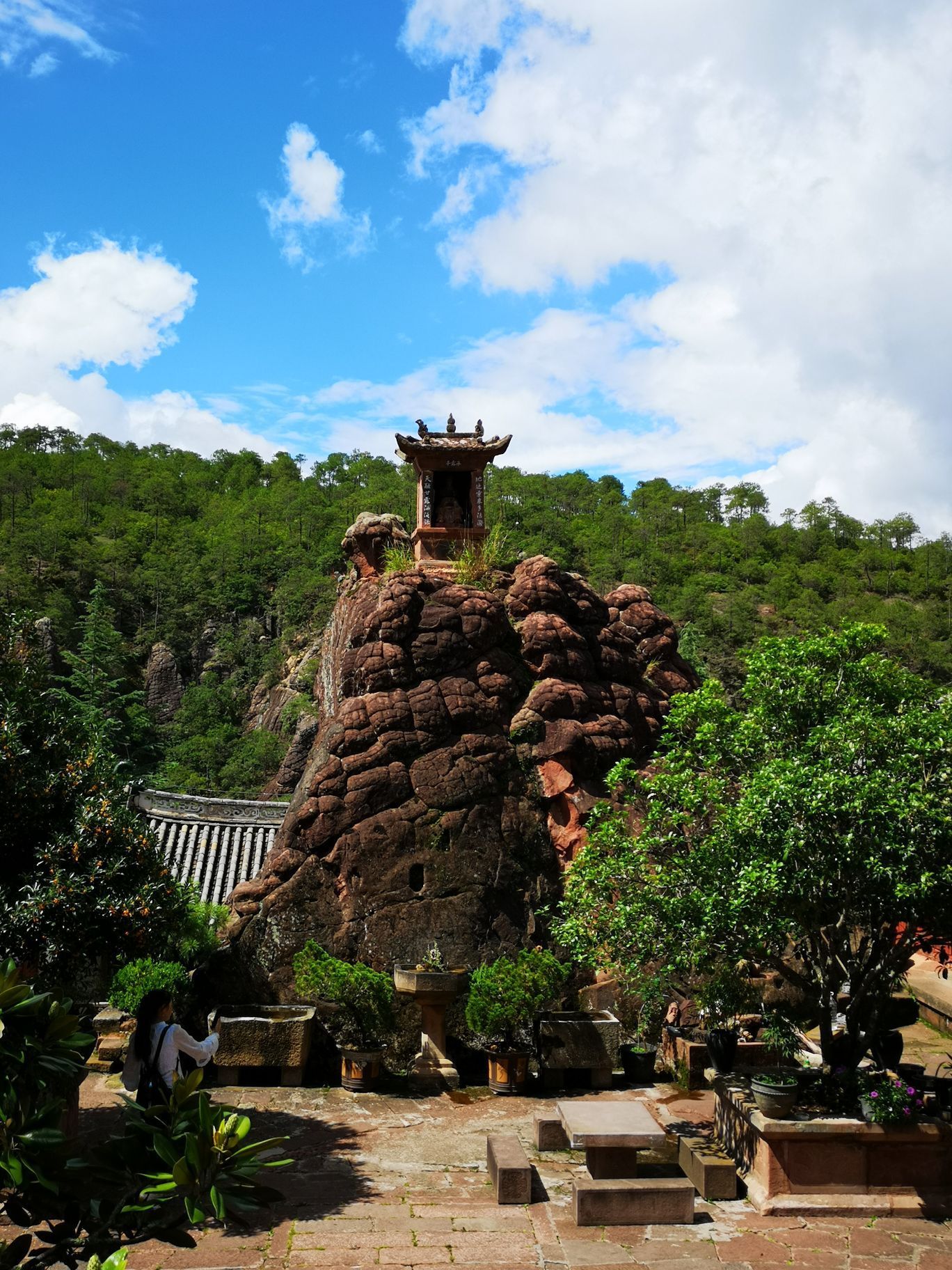 石钟寺在石宝山是石钟山,坐观光车15分钟就到