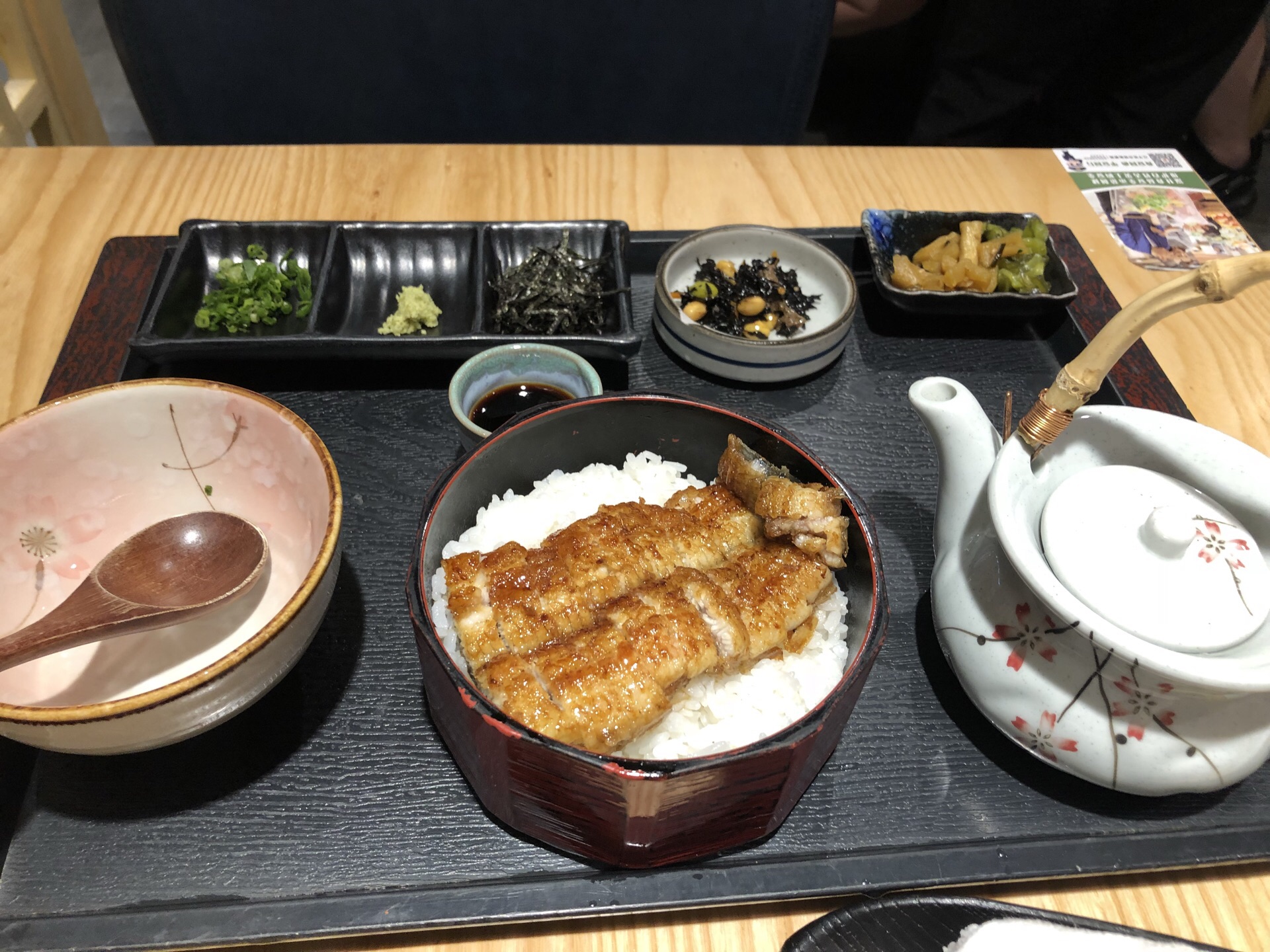这家的鳗鱼饭价格较贵,点了小份的名古屋风味柴鱼渍烤鳗鱼饭,95元.