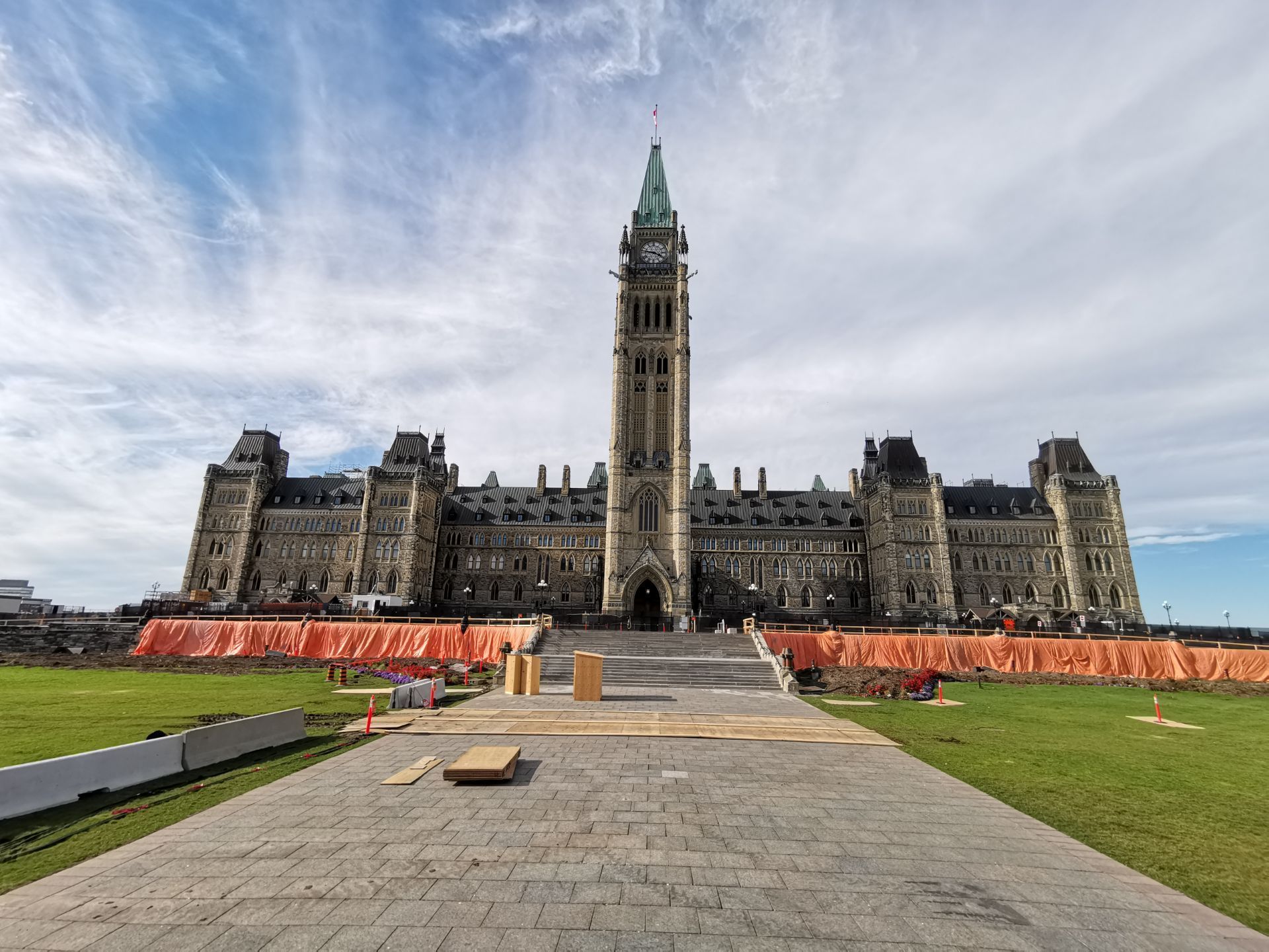 加拿大國會山莊 、和平鐘、百年火焰、戰爭紀念碑，渥太華景點整理