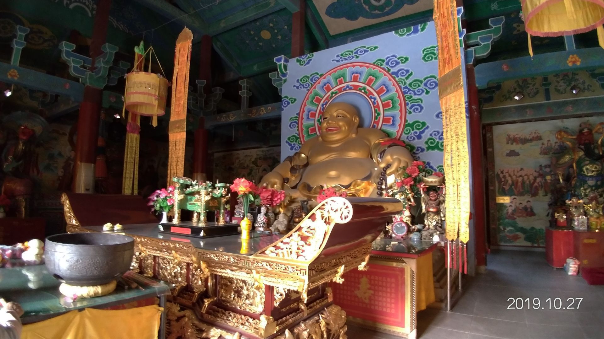 大法幢寺特殊的佛塔值得一看,坐公交车一路到北郊公园后,得用走的,被