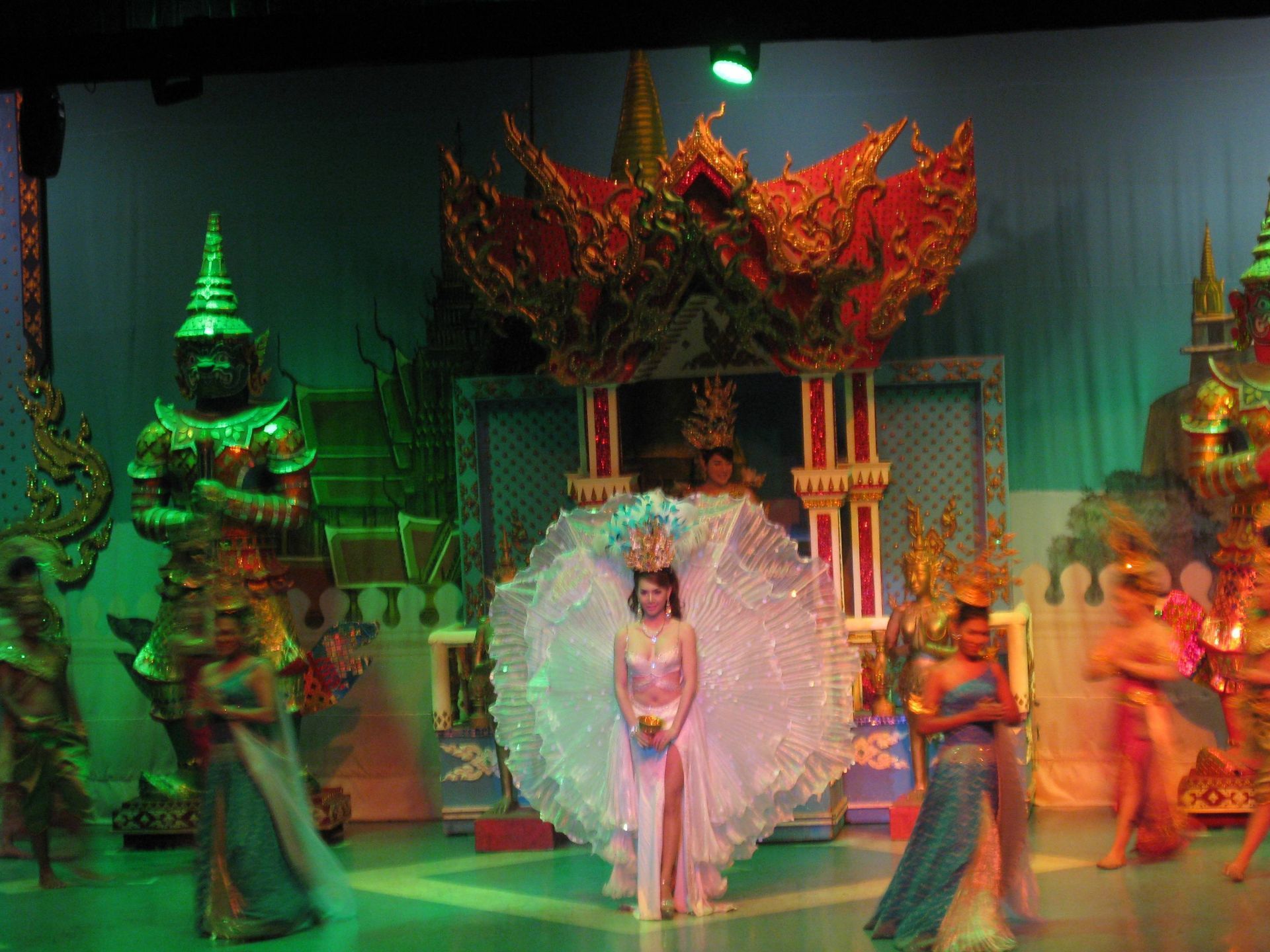 蒂芬尼人妖秀，芭提雅人妖表演头牌，中国游客占据着半壁江山_剧场