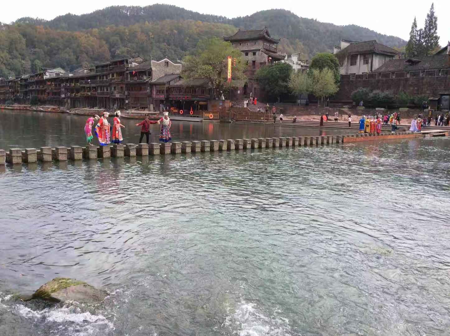 沱江跳岩,位于湖南省凤凰县凤凰古城沱江之上,第一次听说沱江跳岩