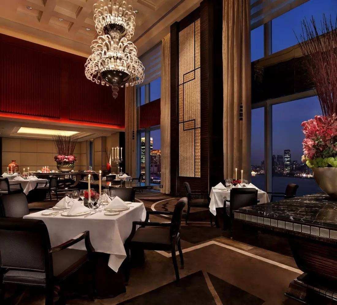 雍颐庭位于浦东文华酒店地下一层下沉式花园旁的中餐厅如同餐厅名字