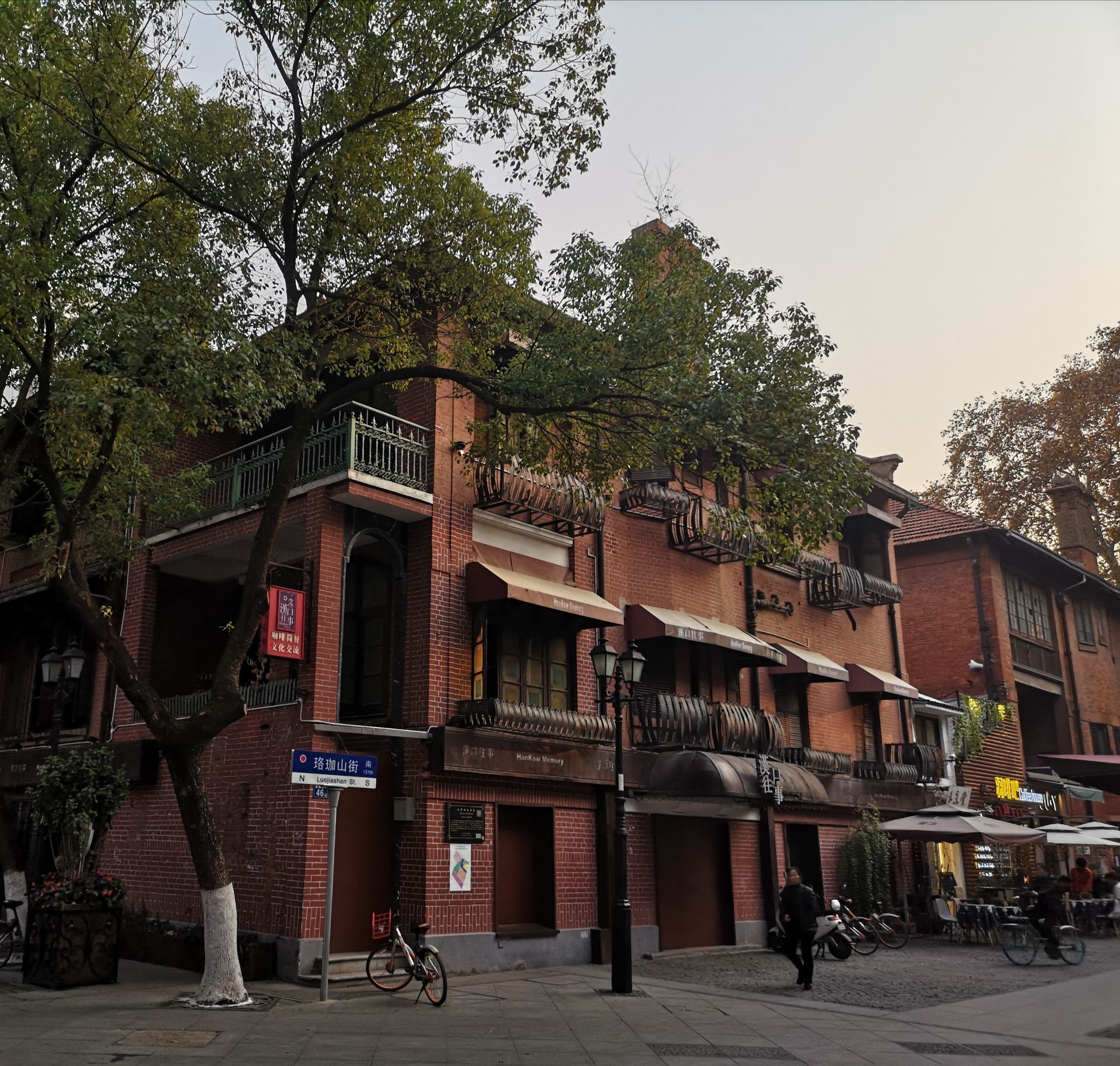 【携程攻略】武汉黎黄陂路景点,傍晚时分到夜灯初上,这个时段,最适合