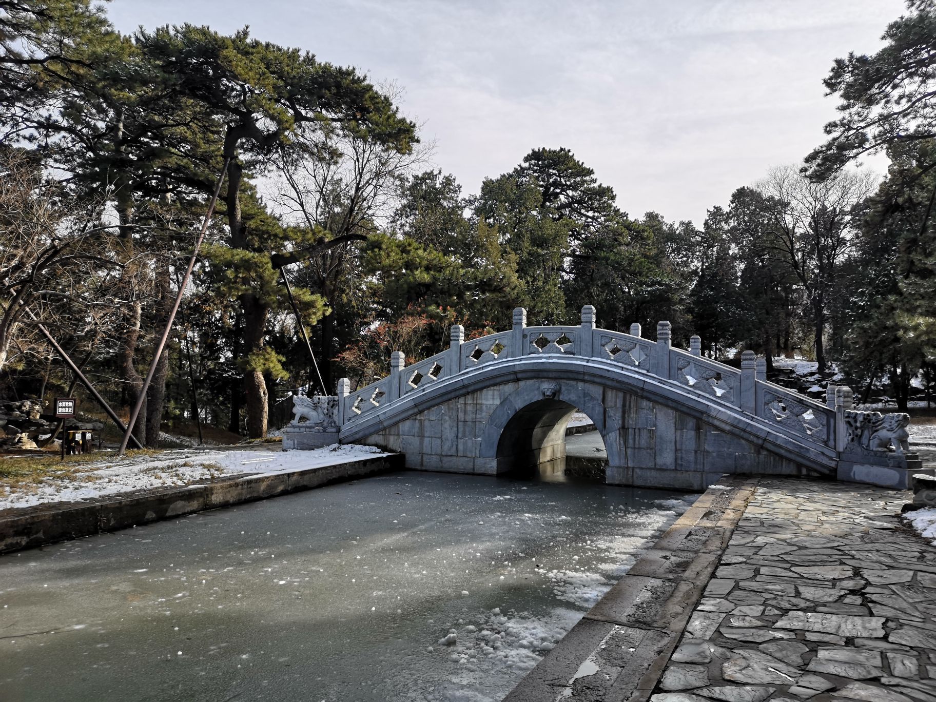 冬天的香山公园别有洞天,眼镜湖一带游客不及夏天人多,湖水都结冰了