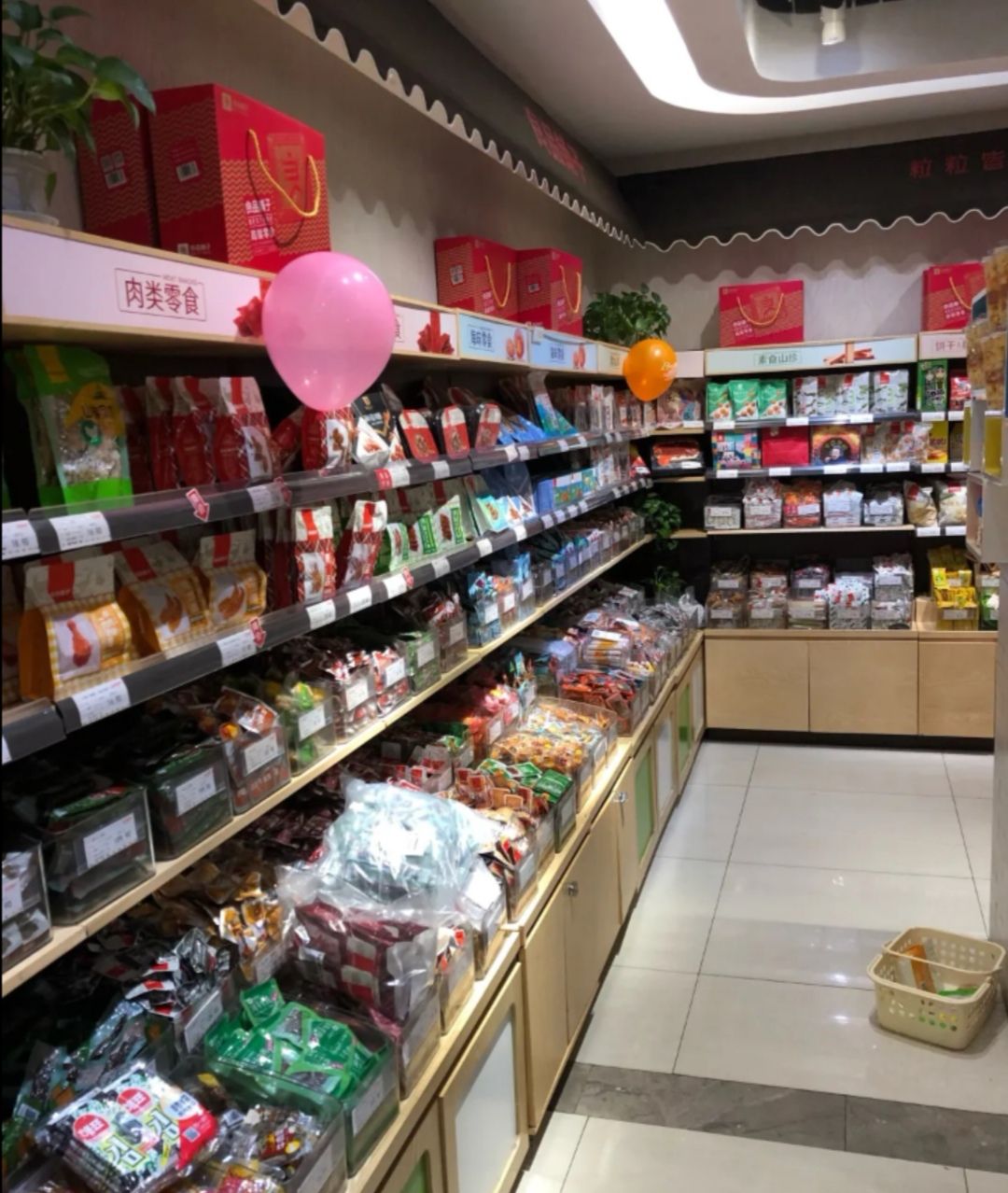 良品铺子试下连锁的零食专卖店,虽然价格不算便宜,不过里面的零食还是